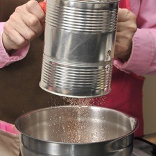 PARA LOS BOLLITOS: Pre calentar el horno a 350°F( 175°C). Colocar los capacillos dentro del molde para bollitos. Cernir la harina antes de medirla o pasarla por un colador fino. Mezclar la harina, polvo para hornear, bicarbonato de sodio, cocoa y sal y pasar por el colador nuevamente. Reservar en un tazón.
