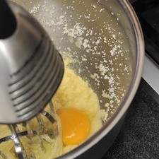 Agregar uno a uno los huevos sin dejar de batir y esperando unos segundos entre cada adición.