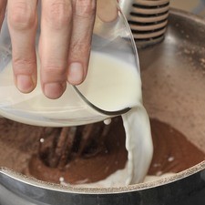 Agregar los ingredientes secos, alternando con la leche y batir hasta tener una mezcla homogénea.