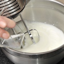 PARA EL BETÚN: Mientras se hornean los bollitos, batir la claras a temperatura ambiente con una batidora eléctrica hasta que espumen.