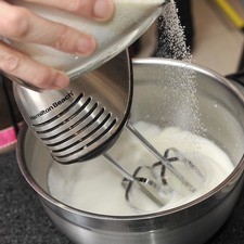 Sin dejar de batir, agregar el cremor tártaro y la sal. Añadir el azúcar en forma de lluvia y continuar batiendo durante 10 minutos hasta obtener un merengue firme.