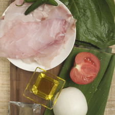 4 filetes de pescado (200 gramos c/u) 8 hojas de hoja santa o acuyo ½ cebolla 2 chiles serranos ½ jitomate Hoja de plátano o papel aluminio Aceite de oliva Sal al gusto Pimienta al gusto