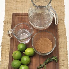 ½ taza de agua ½ taza de azúcar morena 10 hojas de menta 6 limones 2 ½ tazas de agua