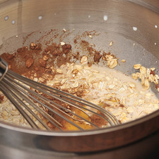 Pre calentar el horno a 350°F( 175°C). Colocar los capacillos dentro del molde para bollitos. Mezclar la leche, los huevos, la vainilla, el azúcar, la avena, canela, cardamomo y polvo para hornear en un tazón con un batidor de globo hasta incorporar bien. Dejar reposar 5 minutos. S 3772 1475630223