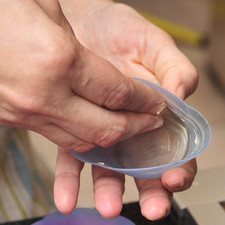 Engrasar los moldes para bollitos con un poco de mantequilla. S 3775 1475630223