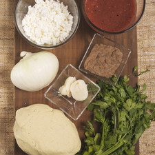250 gramos de masa de maíz ½ cebolla 1 taza de salsa de jitomate 1/4 taza de frijoles refritos negros 2 cucharadas de manteca de puerco 100 gramos de queso doble crema ½ manojo de cilantro Sal al gusto
