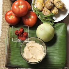 1 de Pollo 1 pieza de Cebolla 1 kilogramo de Masa de maíz 3 dientes de Ajo 6 piezas de Pimienta negra molida 2 piezas de Hojas de plátano 4 cucharadas de Achiote 1 cucharita de Orégano 1 rama de Epazote 3/4 cucharita de Comino 4 piezas de Jitomates 300 gramos de Manteca de puerco