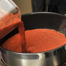 Freír la salsa en una cucharada de manteca de puerco, sazonar con sal al gusto y dejar que hierva hasta que el jitomate se torne rojo oscuro, aproximadamente 5 minutos.