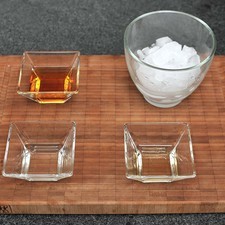 2 cucharadas de mezcal 2 cucharadas de vermut dulce 3 cucharadas de coñac Cubitos de hielo picados