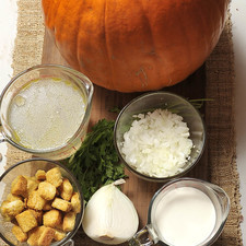 1 calabaza ½ litro de caldo de pollo ¼ pieza de cebolla 2 cucharadas de mantequilla Aceite de oliva, al gusto 1 cucharada de harina Sal, al gusto Pimienta, al gusto ¾ de taza de crema Crotones de pan Perejil para decorar (opcional)