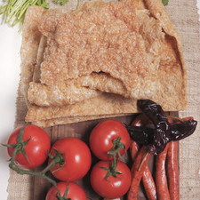 5 jitomates 4 chiles serranos 2 chiles guajillo ½ manojo de cilantro 250 gramos de longaniza 1 cucharada de manteca de puerco ½ cebolla 250 gramos de chicharrón de puerco Sal al gusto