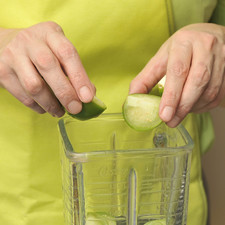 Colocar en el vaso de la licuadora junto con el agua y licuar bien.