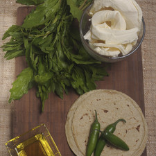 3 chiles serrano 1 manojo de epazote 300 gramos de queso Oaxaca Aceite de oliva al gusto Sal al gusto Tortillas
