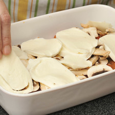 Añadir la salsa de jitomate, los champiñones en rebanadas y el queso Mozzarella en rodajas, repetir esto dos capas.