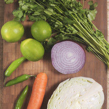 1/4 de col 1/2 cebolla morada 1 zanahoria pequeña 1 manojo de cilantro 2 chiles serranos 3 limones Sal al gusto