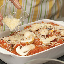 Espolvorear con queso parmesano encima y hornear en horno de 350°F (180°C) durante 35 a 40 minutos.