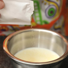 Colocar ½ taza de leche en un tazón pequeño. Agregar la grenetina en forma de lluvia. Dejar reposar 5 minutos.