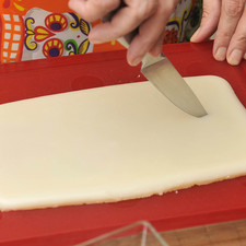 Vaciar la grenetina hidratada en un tazón con el resto de la leche, la crema de coco y el azúcar. Mezclar. Colocar en un recipiente que permita que el líquido suba solamente a ½ centímetro de altura. Dejar que cuaje fuera del refrigerador al menos 4 horas.