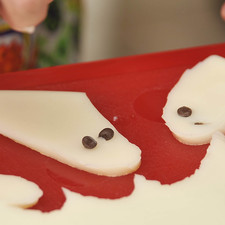 Cortar en forma de fantasmas. Decorar con ojos de chispas de chocolate.