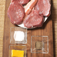 4 rebanadas de filete Pimienta negra entera 4 rebanadas de tocino 2 cucharadas de sal de mar 2 cucharadas de mantequilla