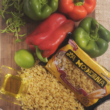 2 pimiento rojo 2 pimiento verde 600 gramos de pasta de caracoles La Moderna 3 cucharadas de aceite de oliva virgen extra 10 hojas de albahaca fresca 2 cucharadas de jugo de limón 1 diente de ajo 3 cucharadas de albahaca fresca Sal Pimienta