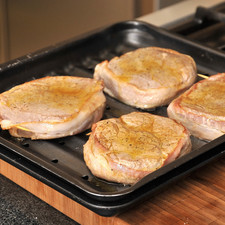Colocar los filetes en una charola para horno y hornear 5 a 7 minutos por cada lado si se quiere término crudo y 8 a 10 minutos si se requiere término medio. No se recomienda esta carne con un término bien cocido.
