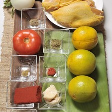 1 hoja de plátano 4 piezas de pollo 100 grs. de achiote 3 naranjas agrias 1/8 de cucharadita de comino en polvo 1 jitomate 1 cebolla 8 ramitas de epazote Sal al gusto 2 cucharitas de manteca de puerco Papel aluminio