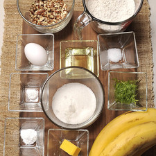 1 ½ tazas de harina 1 cucharada de mantequilla ¼ taza de aceite vegetal 1 huevos 3 plátanos maduros 1 ½ cucharaditas de ralladura de limón ½ tazas de azúcar ¼ cucharita de polvo de hornear ½ cucharitas de bicarbonato de sodio ¼ cucharita de sal ½ taza de nuez, picada S 3896 1475629928