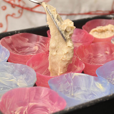 Colocar la los moldeas para cupcakes. Hornear a 350°F (175°C) de 15 a 20 minutos, hasta que al introducir un platillo en el centro, éste salga limpio. S 3902 1475629923