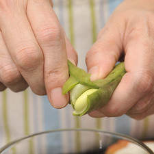 Cortar la zanahorias en rodajas. Cortar los rabos de las cebollas de cambray para utilizar sólo la cebollita.
