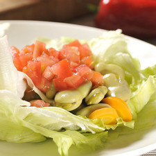 Desinfectar a lechuga. Cortar el jitomate en cubos pequeños. Servir como ensalada la lechuga con habas y jitomate.
