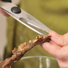 Mientras hierve el agua con canela, retirar la cáscara de las vainas de tamarindo. Con ayuda de una tijera, cortar las vainas para retirar la pulpa y descartar las semillas y las hebras.