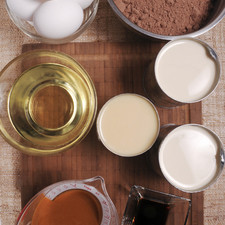 1 trozo de mantequilla 1 taza de cajeta 1 caja de pastel de chocolate 2 cucharadas de mantequilla 3 huevos 1 taza de aceite vegetal 1 lata de leche Carnation Clavel 1 lata leche condensada 1 lata de leche evaporada 6 huevos 1 cucharada de vainilla