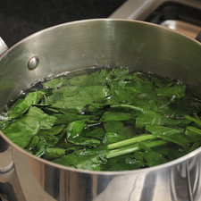 Poner a hervir las espinacas previamente lavadas en agua durante 3 minutos.
