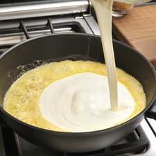 Añadir la crema de leche.