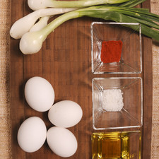 4 huevos Pimentón al gusto 4 cebollitas de cambray Aceite de oliva virgen extra al gusto Sal de mar al gusto S 395 1475638045