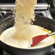 Agregar el queso parmesano, bajar la lumbre y continuar moviendo y dejar en el fuego unos 10 minutos más hasta que espese.