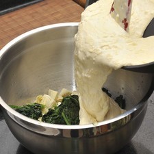 Mezclar en un tazón con la salsa y las espinacas.