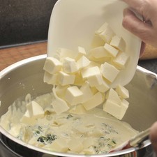 Incorporar el queso mozzarella en trozos pequeños.