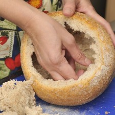 Cortar una tapa en el pan campesino y retirar el migajón.