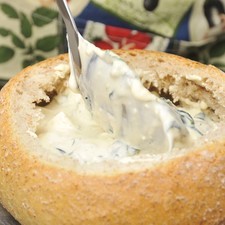 Rellenar con la mezcla. Hornear en horno pre calentado a 350°F (175°C) de 15 a 20 minutos hasta que el queso se vea derretido.