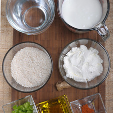 Ingredientes: 1 taza de arroz 1 cucharadita de sal 2 tazas de agua 1 ½ tazas de yogur natural 1 taza de jocoque 2 cucharadas de pimiento morrón verde Sal ½ cucharita de jengibre 1/8 de cucharita de pimienta de cayena Aceite de oliva al gusto
