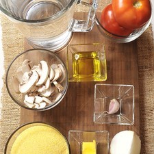 1 diente de ajo 1 taza de champiñones 2 jitomate bola ¼ de cebolla blanca Sal al gusto Aceite de oliva al gusto 6 tazas de agua 2 tazas de polenta 2 cucharadas de mantequilla S 3972 1475629769