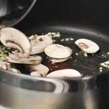 Acitronar el diente de ajo picado en un poco de aceite de oliva durante 1 minuto, agregar los champiñones rebanados y cocer durante 3 minutos. S 3975 1475629766