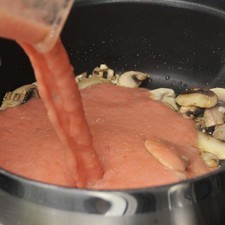Agregar el jitomate molido, sazonar con sal y continuar cociendo 3 minutos más. Reservar. S 3976 1475629765