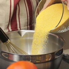 Para preparar la polenta mezclar la polenta con 2 tazas de gua fría, batir con un batidor de globo hasta integrar y que no queden grumos. S 3977 1475629765