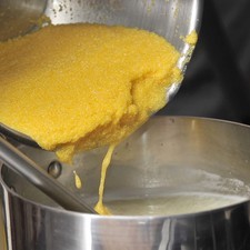 Poner a hervir las otras 4 tazas de agua con una cucharita de sal, cuando suelte el hervor, agregar la polenta humedecida poco a poco, mezclando para que no se hagan grumos. Continuar cociendo a lumbre bajita, mezclando frecuentemente hasta que espese, aproximadamente 30 minutos. S 3978 1475629762
