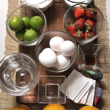 Ingredientes: 8 piezas de Limón Agua 28 gramos de Grenetina natural 3 piezas de Naranja 20 cucharadas de Azúcar blanca 2 gotas de Colorante verde vegetal 2 gotas de Colorante rojo vegetal 1 1/2 tazas de Leche 8 piezas de Fresa 1/2 cucharita de Extracto de vainilla 1 cucharada de Cloro 6 piezas de Cascarones de huevo