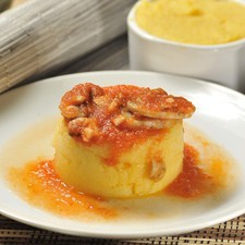 Desmoldar la polenta sobre platos y servir bañada con la salsa de champiñones. S 3981 1475629761