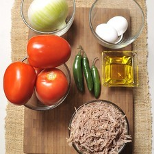 3 piezas de huevo 350 gramos de falda de res Sal al gusto aceite de oliva al gusto 3 piezas de chile serrano 1 pieza de cebolla blanca 4 piezas de jitomate S 3984 1475629756